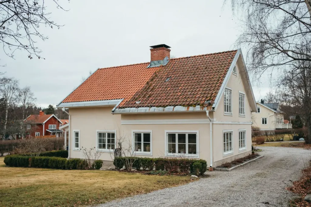 takbyte eller takreparation s r knar du p kostnad livsl ngd och b sta l sningen f r din villa